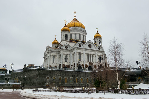 «Минеры» сообщили о бомбах в нескольких школах Москвы и храме Христа Спасителя