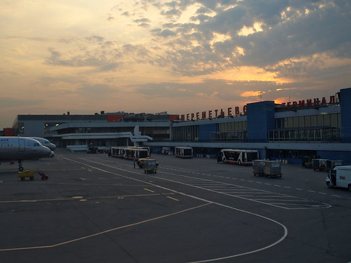 Полицейские разыскивают мужчину из Хабаровска, оставившего в аэропорту Шереметьево двух детей