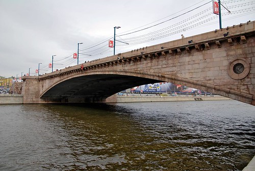 Движение на Большом Москворецком мосту ограничат с 29 декабря по 21 апреля
