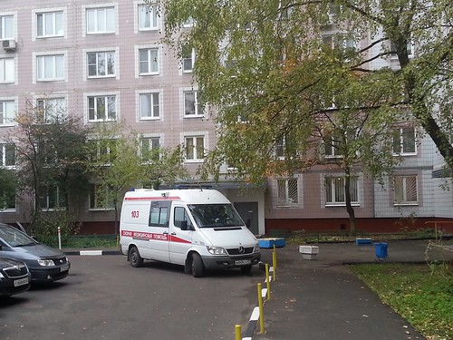 Труп мужчины нашли на детской площадке в центре Москвы