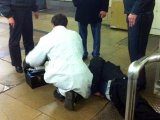 Мужчина пострадал, упав с эскалатора в метро