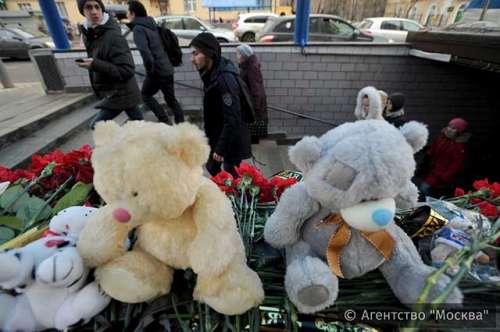 Москвичи несут цветы и игрушки к станции метро «Октябрьское поле»