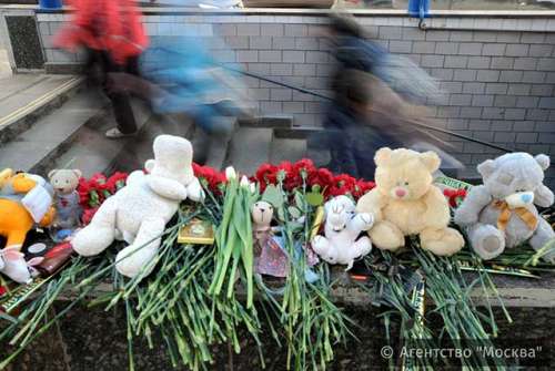 Москвичи несут цветы и игрушки к станции метро «Октябрьское поле»