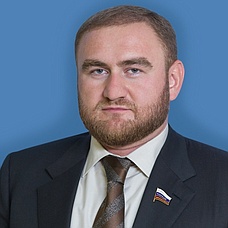 Сенатора от Карачаево-Черкесии Рауфа Арашукова задержали в зале заседаний Совета Федерации