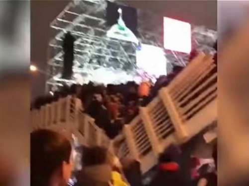 В парке Горького в Москве в первые минуты нового года обрушился мост: 13 человек пострадали
