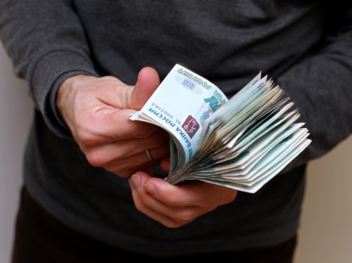 Жириновский на Красной площади раздал деньги «крепостным и холопам»
