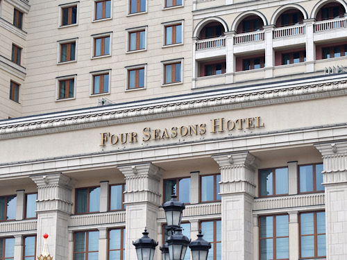 В Москве «скорая» приехала в отель Four Seasons к восьми китайским туристам с температурой