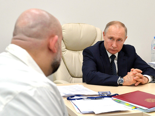 Путин перестал здороваться за руку и перешел на «удаленку» после встречи с заболевшим врачом Проценко