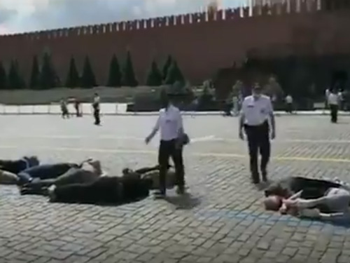 На Красной площади полиция задержала активистов, выложивших своими телами число «2036»