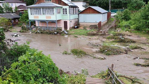 В подмосковном городе Руза река прорвала дамбу и обрушилась на жилые дома