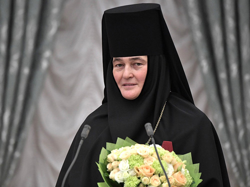 У настоятельницы московского монастыря обнаружили Mercedes за 10 млн рублей