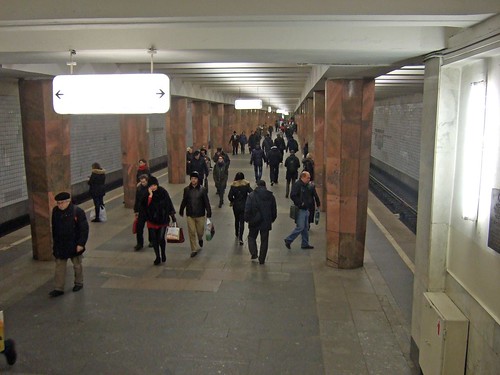 Полицейские изъяли пистолет у москвича на станции метро «Калужская»