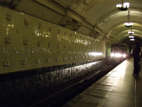Мужчина пытался покончить с собой на станции метро «Октябрьская»
