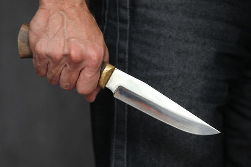 Неизвестный с ножом в руках ограбил девушку в лифте