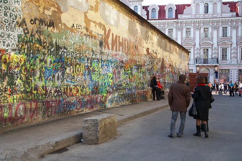 Стену Цоя на Арбате могут закрасить граффити с портретом музыканта