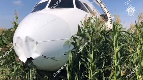 Самолет Уральских авиалиний совершил экстренную посадку в поле кукурузы
