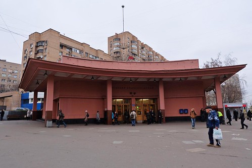 На станции метро Красносельская человек упал на рельсы