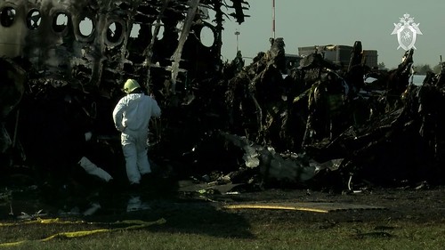 Специалисты проводят допосмотр фюзеляжа сгоревшего в «Шереметьево» Superjet-100