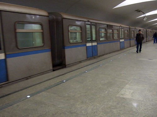 Пассажир упал на рельсы в московском метро