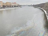 Нефтяное пятно длиной 400 метров обнаружено на Москве-реке