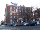 Двое мужчин выжили после падения из окна гостиницы на северо-востоке Москвы