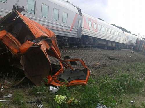 На железнодорожном переезде произошло столкновение автомобиля КАМАЗ и пассажиркого поезда