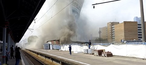 Склады вспыхнули у площади Киевского вокзала