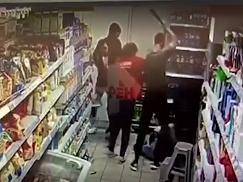 Толпа злоумышленников зверски избила сотрудника столичного супермаркета