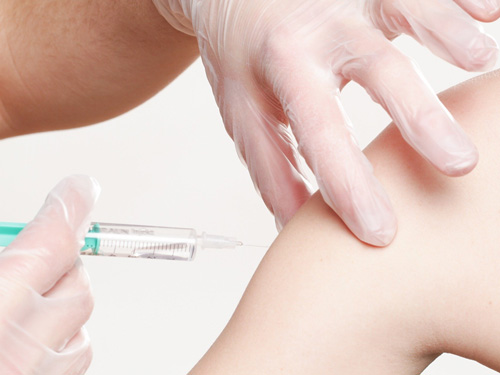 Сотрудники НИЦЭМ испытали на себе вакцину от COVID-19